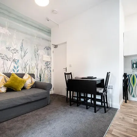 Emerald Delightful Moseley Mews, By Staystaycations Birmingham
